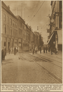 870581 Afbeelding van de tramspoorverlegging voor het leggen van een zachthouten bestrating, in de Lange Viestraat te ...